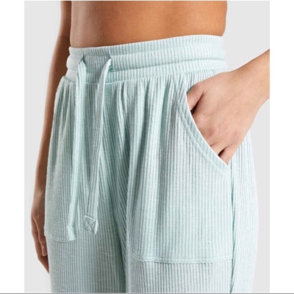 Gymshark Relaxed Joggers - Picture 2 of 4